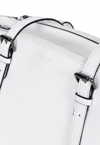 Borsa a tracolla in pelle bianca con accenti neri, caratterizzata da un design strutturato, due compartimenti con zip e tracolle regolabili con hardware in metallo.
