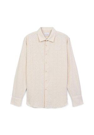 Camicia beige a maniche lunghe con bottoni, con un sottile motivo a trama, colletto classico e maniche con polsini, mostrata su sfondo bianco.