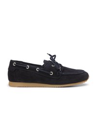 Marineblaue Wildleder-Bootsschuhe mit runder Zehenpartie, Schnürhardware und tanfarbenem Gummisohle; verfügen über Stichakzente entlang der Kanten und Ösen.