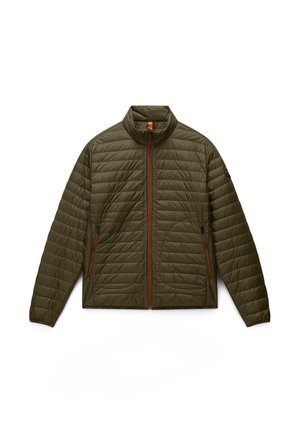 Giacca trapuntata verde oliva leggera con collo alla coreana, cerniera frontale, tasche laterali con zip e piccola toppa con logo sulla manica sinistra.