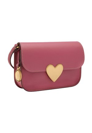 Sac bandoulière en cuir rose avec un fermoir en forme de cœur doré et un pendentif rond doré suspendu à la sangle.