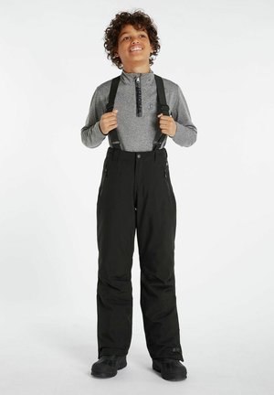 Pantaloni da neve neri impermeabili con bretelle regolabili, tasche laterali con zip e vestibilità ampia, abbinati a una maglietta grigia a maniche lunghe.