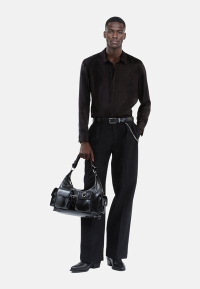 Schwarzes Hemd mit dezentem Muster, schwarze Hose und eine strukturierte schwarze Lederhandtasche mit Riemen und vorderen Taschen. Glatte Texturen und elegantes Design.