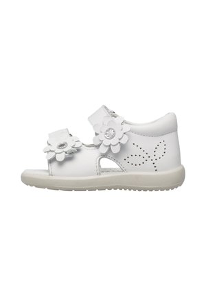 Sandalo bianco per bambini con due cinturini a forma di fiore e design a foglia perforata sul lato, dotato di suola imbottita e punta aperta.