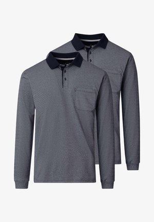 Due polo in grigio a manica lunga con colletto nero, patta con bottoni e tasche sul petto, esposti su sfondo bianco.