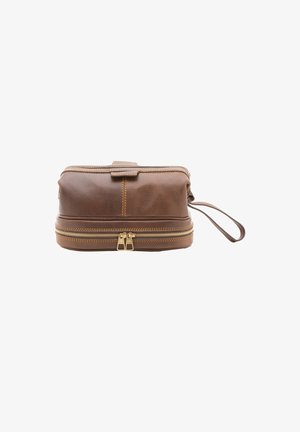 Trousse de toilette en cuir marron avec une fermeture éclair, des coutures sans soudure et une sangle de poignet. Équipée de deux fermetures à glissière dorées et d'une base ferme.