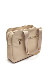 Beige Nylon-Shopper mit doppeltem oberen Reißverschluss, zwei Stoffgriffen und einer Vorderseite mit einer kleinen Reißverschluss-Applikation. Glatte Textur.
