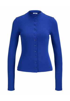 Blauwe langarmige aansluitende cardigan met hoge kraag en een rij knopen aan de voorkant voor sluiting op een witte achtergrond.