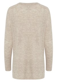 Pull en tricot beige au toucher doux, avec un grand col et des manches longues. Détail de bord-côtes qui ajoute de la dimension au design.