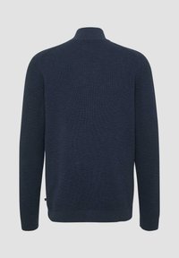 Granatowy sweter z dzianiny o ribbed teksturze, z wysokim kołnierzem i długimi rękawami. Prosty design bez dodatkowych wzorów czy akcentów.