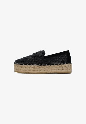 Scarpa nera intrecciata slip-on con suola in juta stile espadrilles. Presenta una parte superiore testurizzata, punta arrotondata e un design a profilo basso.