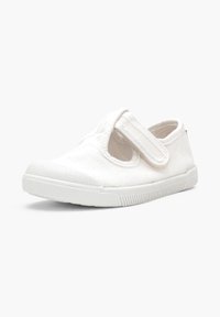 Chaussure enfant en toile blanche avec une bride auto-agrippante et une semelle en caoutchouc, montrée légèrement inclinée sur fond blanc.
