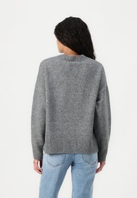 Vero Moda VMBOOM O NECK TEXT PULLOVER - Maglione - medium grey/black