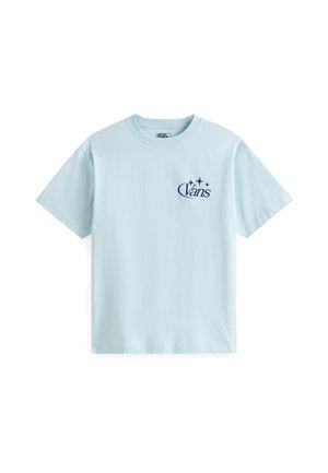 Hellblaues Baumwoll-T-Shirt mit kurzen Ärmeln und Rundhalsausschnitt. Auf der Vorderseite links ist ein dunkelblaues Logo mit Sternen zu sehen.