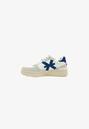 Witte lage sneaker met beige zool, blauw asteriskvormig logo aan de zijkant en witte veters, gezien vanaf de buitenkant.