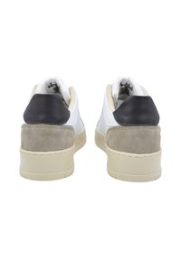 Sneaker bianche con tomaia in pelle liscia, dettagli in suede grigio sul tallone e suola in gomma beige cremoso, dotate di collo imbottito per il comfort.
