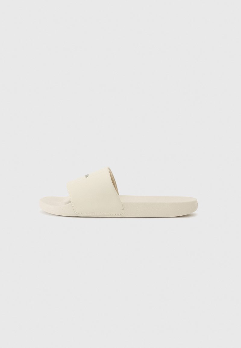 Lys beige sandaler med bred overdel og flat såle, med en jevn tekstur og minimalistisk design.