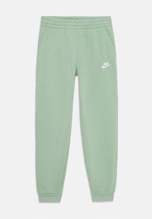 Hellgrüne Nike Jogginghose mit elastischem Bund und Bündchen, Vordertaschen und weißem Nike-Logo am linken Oberschenkel.