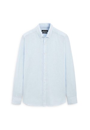 Chemise bleu clair à manches longues, boutonnée, avec col et poignets boutonnés, présentée à plat avec étiquette de marque visible à l'intérieur du col.