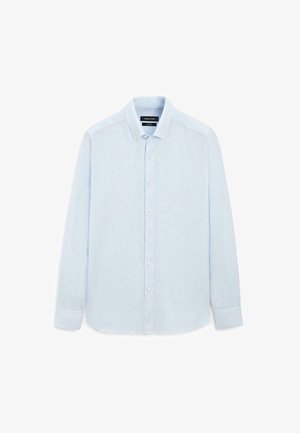 Chemise bleu clair à manches longues, boutonnée, avec col et poignets boutonnés, présentée à plat avec étiquette de marque visible à l'intérieur du col.