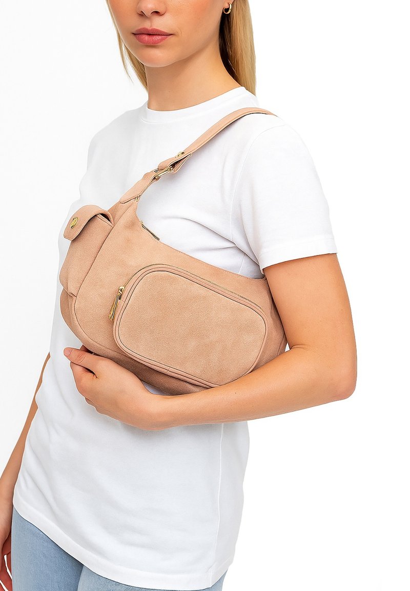 Borsa a spalla in suede beige con tracolla regolabile, dotata di una tasca frontale con patta e una tasca laterale con zip. Texture liscia e design minimalista.