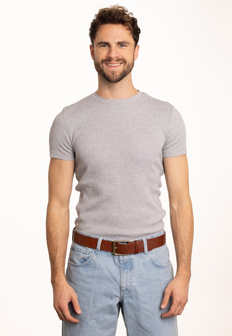 Graues, geripptes, kurzärmliges T-Shirt aus Baumwolle, kombiniert mit hellblauen Jeans und einem braunen Ledergürtel mit rechteckiger Schnalle.