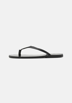 Chinelo preto com um design minimalista, apresentando tiras finas e uma sola plana. O material parece ser plástico com uma textura suave.