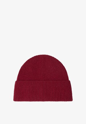 Rode gebreide muts met een geribbeld patroon en een opgevouwen rand. De stof lijkt zacht en rekbaar, geschikt voor koud weer.