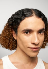 Danessa Myricks Beauty YUMMY SKIN SERUM FOUNDATION beżowy