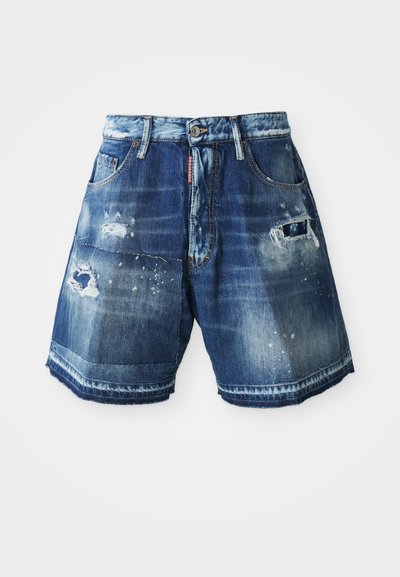 Shorts en denim bleu foncé avec des détails usés. Caractéristiques d'ourlets effilochés, de poches et d'une fermeture à bouton. Variations de lavage sur le tissu.