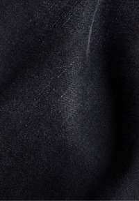 Tela negra con una textura suave, que presenta un ligero brillo. El material parece estar densamente tejido con un sutil y uniforme patrón de grano.