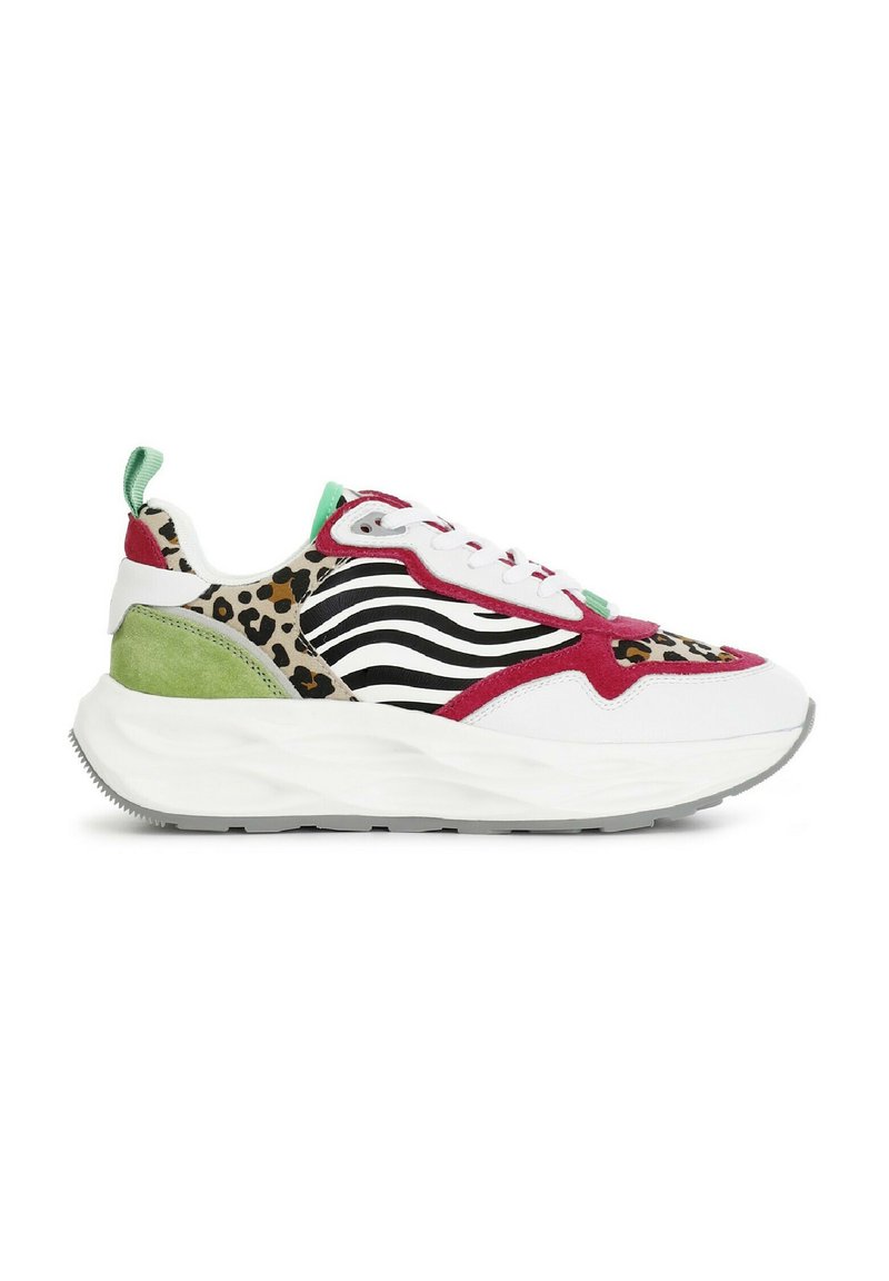 Sneakers multicolores avec une base blanche, présentant des motifs zèbre et léopard, des accents rouges et verts, une semelle épaisse et des matériaux texturés.