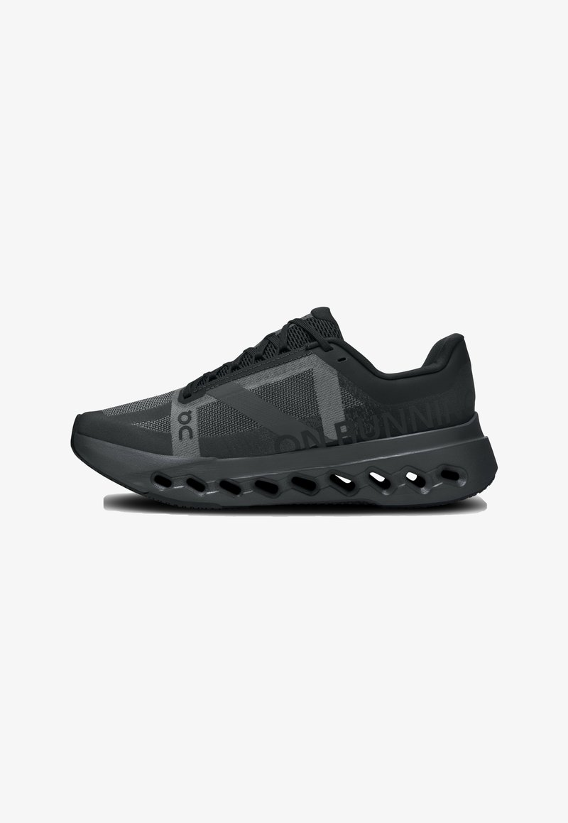 Chaussure de course noire avec une tige en mesh, des superpositions texturées et une semelle amortissante avec des sections découpées pour une flexibilité améliorée.