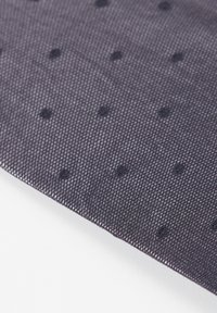 Tejido texturizado de un oscuro color azul marino con círculos en relieve distribuidos uniformemente por toda la superficie, destacando un material tejido duradero.