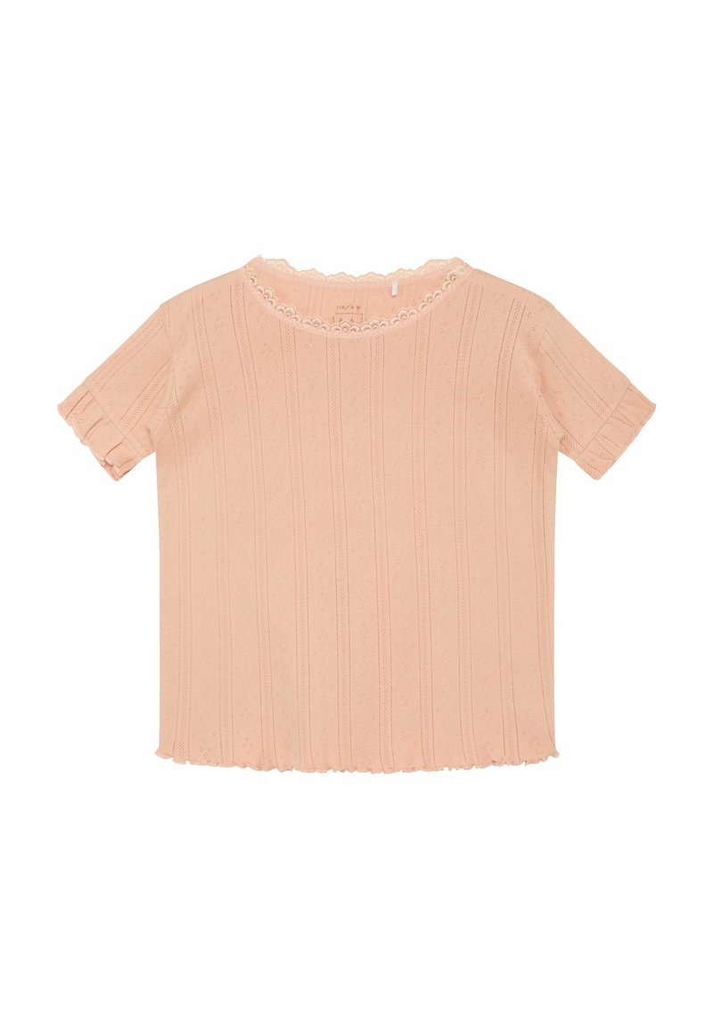 Kra short-sleeve krekls gaisā rozā ribota auduma ar viļņotu apkakli un volānu pie piedurknēm. Iezīmē smalkas teksturētas rakstus.