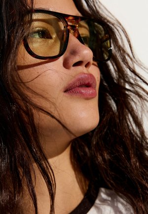 Bershka, RETRO SUNGLASSES - Occhiali da sole - dark brown