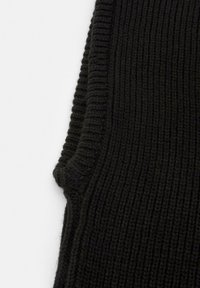 Gilet nero lavorato a maglia con una texture a coste. Presenta un colletto alto e buchi per le braccia allungati, realizzato in un materiale morbido simile alla lana.