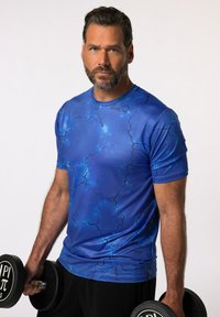 Modré sportovní tričko se vzorem blesku, krátké rukávy, kulatý výstřih a přiléhavý střih, spárováno s činkami.