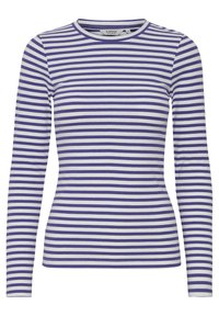 Langærmet top med lilla og hvide vandrette striber, ribbet tekstur, rund halsudskæring og tætsiddende design.