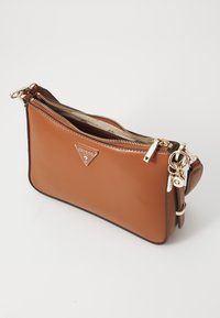 Guess DARYNA TOP ZIP SHOULDER BAG - Kézitáska - cognac