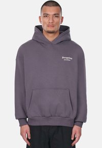 Grauer Hoodie aus weichem Material, mit einer Fronttasche, Kapuze mit Kordelzug und dem weißen Logo "Dropsize EST.MMX" auf der Brust.