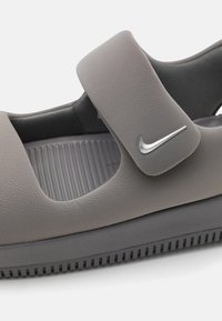 Nike Sportswear CALM UNISEX - Szandálok - flat pewter/metallic silver
