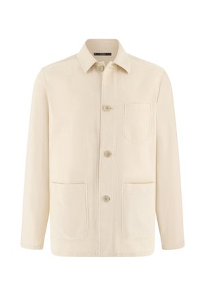 Chaqueta beige de manga larga con cuello, cuatro botones delanteros, un bolsillo en el pecho y dos grandes bolsillos delanteros inferiores.