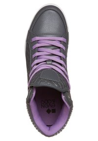 Baskets montantes grises avec lacets violets, dotées d'un dessus en cuir texturé et d'un col rembourré, avec un intérieur violet et une semelle en caoutchouc.