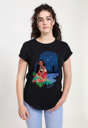 Sort bomulds t-shirt med et farverigt grafisk motiv af en karakter, der sidder ved vandet, omgivet af tropiske blomster og en sejlbåd i baggrunden.