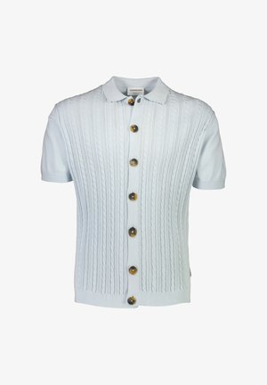 Jasnoniebieski, dziany kardigan z krótkim rękawem, ozdobiony wzorem w warkocze, z sześcioma brązowymi plastikowymi guzikami oraz klasycznym kołnierzykiem polo.