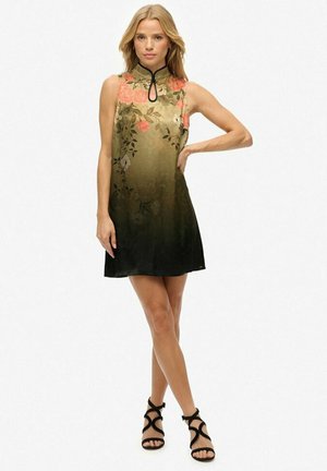 Mouwloze jurk met bloemenprint, overgaand van groen naar zwart, met een hoge hals en sleutelgatdetail, gemaakt van soepele stof.
