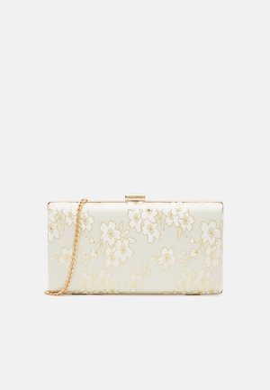 Pochette rectangulaire crème avec motifs floraux dorés et une fine bandoulière chaîne dorée sur fond uni.