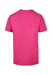 Camiseta de manga corta en algodón rosa brillante. Diseño clásico de cuello redondo con una textura suave y un dobladillo recto en la parte inferior.