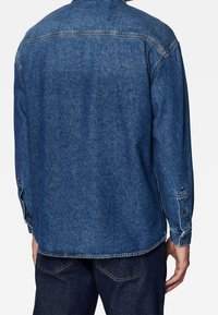 Denim shirt in donkerblauw, met lange mouwen, knoopmanchetten en een klassieke kraag. Heeft een licht geborsteld stof en stevige stiksels.